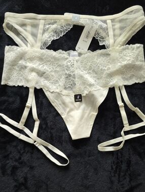 La SENZA Ivory Lace Garter Thong Set Medium